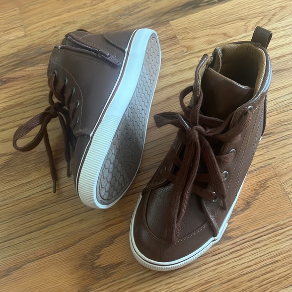 Boy size 13 shoes - Picture 2 of 4